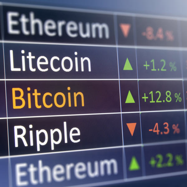 Bitcoin, Ehtereum, Litecoin sur un ecran avec cours.